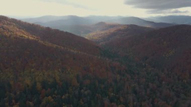 Güneş ışınları ve bulutlar. Dağlara düş..