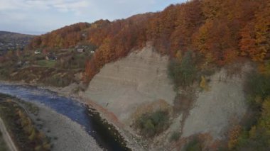 Kırmızı ve sarı orman.