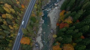 Bir vadide yol ve nehir.