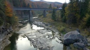 Bir dağ nehri üzerindeki demiryolu köprüsü.