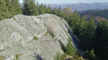 Dağın tepesinde kayalar. 