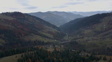 Dağlar arasındaki yol.