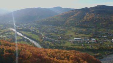Güneş ışınlarında renkli vadi ve nehir