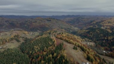 Karpat dağlarındaki köy