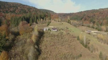 Tepelerdeki yalnız beyaz geleneksel ev