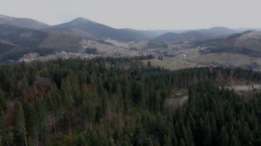 Dağın tepesinden manzara