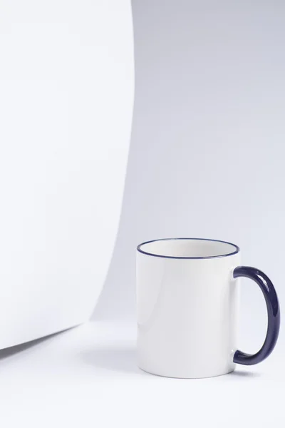 Bílá kniha a hrnek na kávu — Stock fotografie
