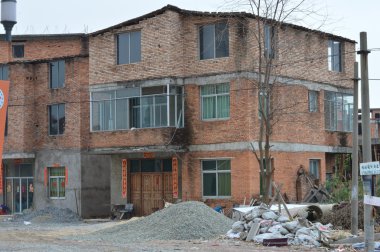 kırmızı tuğla ev