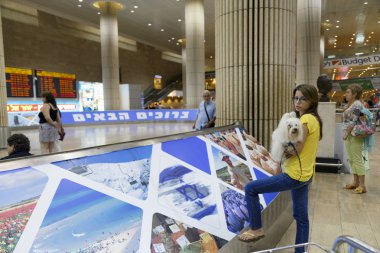 Tel-Aviv-havaalanında bir köpekli kız-21 Temmuz-Israil, 20