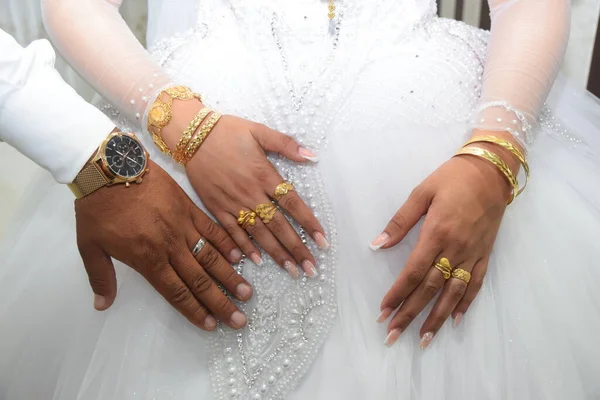 Dłonie Nowożeńców Złotą Biżuterią Zegarkami Ślubne Zdjęcie Panny Młodej Pana — Zdjęcie stockowe