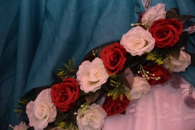 Beyaz ve kırmızı yapay güller, yeşil deniz dekoratif perdeler, dekorasyon tasarımı düğünü.