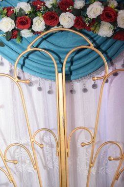 Çiçekler kırmızı yapay güller, ultra deniz dekoratif perdeler, tasarım düğünü, altın metal dekorasyon ızgarası.