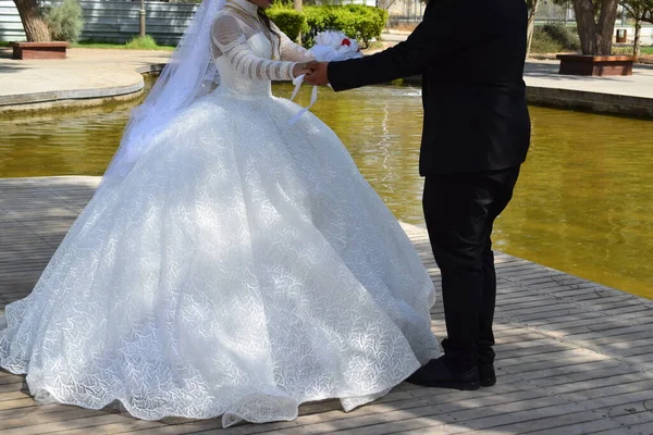 Sposi Abiti Sposa Trovano Vicino All Acqua Lago Verde Parte — Foto Stock