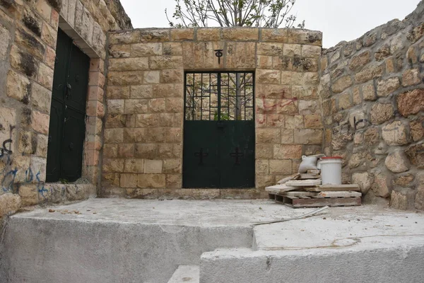 Jerozolima Izrael Marca 2021 Metal Zielony Starej Ścianie Białych Cegieł — Zdjęcie stockowe