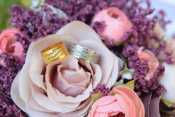 Matrimonio Bouquet Sposa Selvaggio Viola Rosa Bianco Rose Fiori Naturel — Foto Stock