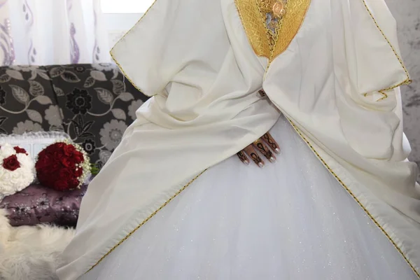 Мусульманська Дівчина Наречена Білому Арабському Навісі Весілля Хна Малює Пальцях — стокове фото