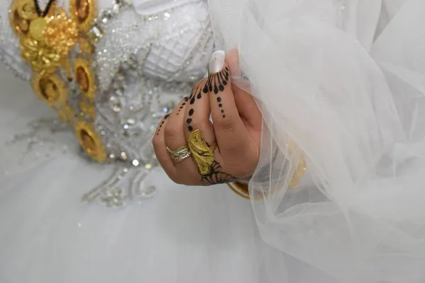 新娘的手戴着金戒指 手镯和指甲花在皮肤上 穆斯林妇女在祈祷 一件白色的婚纱 高质量的照片 — 图库照片