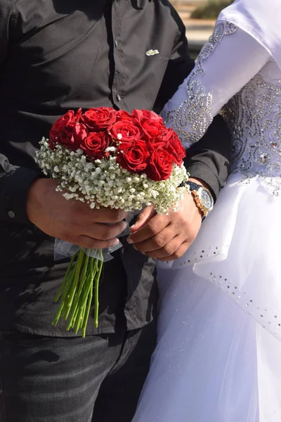 Las Manos Los Recién Casados Novia Novio Blanco Boda Con — Foto de Stock