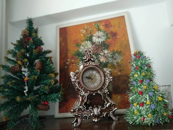 Beer Sheva Israel - December 30 2020 artificial Christmas tree on the wardrobe, clock and picture in the apartment — Stock Photo, Image