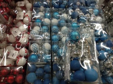 Bira-Sheva İsrail Ekim 2019 10 beyaz ve kırmızı, mavi Noel topları paketler, Ikea mağazasındaki Noel ağacının altında oyuncaklar. Yüksek kalite fotoğraf