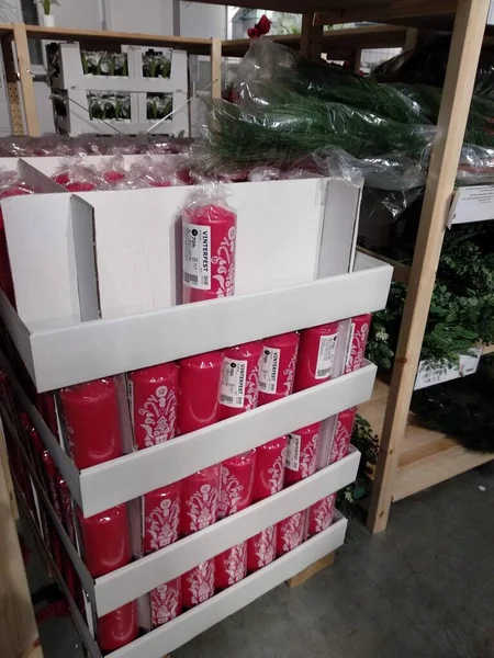 ビアシェバイスラエル2019年10月イケアの店で10個の赤いクリスマスキャンドル 価格タグにイスラエルのシェケルの価格 高品質の写真 — ストック写真