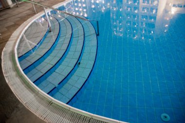 Havuzda mavi şeffaf temiz su, farklı renkler, spor, dinlenme, sağlık, sağlıklı yaşam tarzı. Yüksek kalite fotoğraf