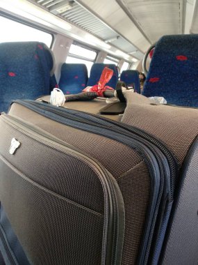 Tel Aviv, İsrail - 03 Mart 2021 - Tren kamarasında seyahat için büyük valiz