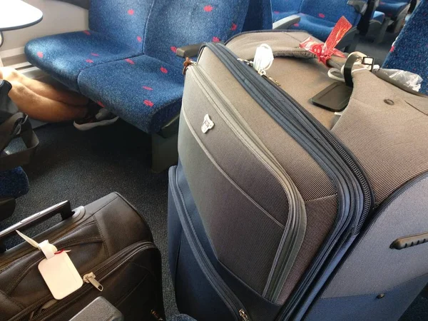 Tel-Aviv, Izrael - 03marca 13 2021 - Duży bagaż podręczny do podróży turystycznych w kabinie pociągów — Zdjęcie stockowe