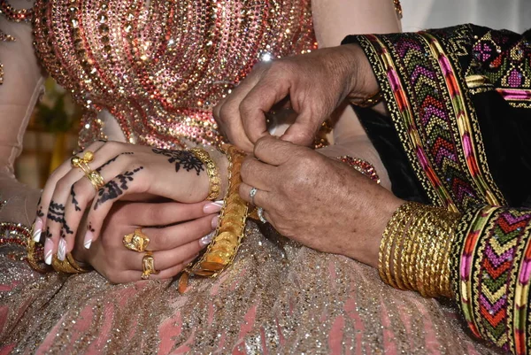 Mother Puts Gold Jewelry Bracelet Bride Hand Faces High Quality — Fotografia de Stock