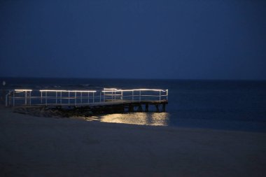 Gece manzarası yansıyan ışık, sahil. Yüksek kalite fotoğraf