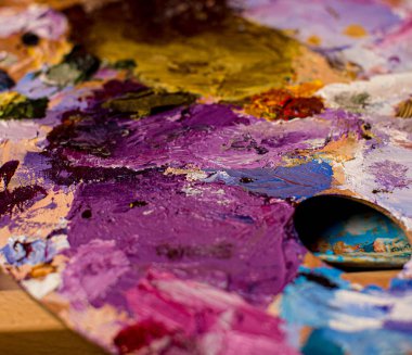 Resim atölyesinde çekilmiş bir fotoğraf. Sanatçının çalışma yeri.