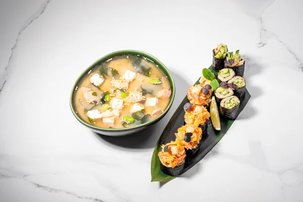 Sushi Set Och Misosoppa Vit Bakgrund Maki Roll För Lunch — Stockfoto