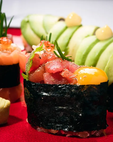Sushi Maki Rulla Röd Platta Vit Bakgrund Makro Närbild Tonfisk — Stockfoto