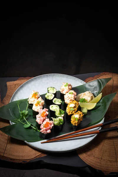 Sushi Maki Rulla Som Träbord Mörk Bakgrund Orientalisk Stil Keto — Stockfoto