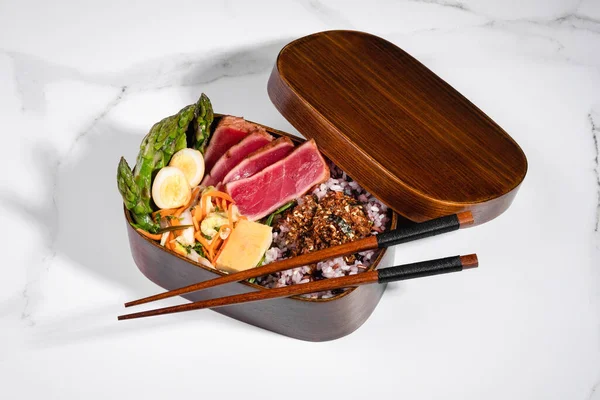 Bento Lunchbox Auf Weißem Hintergrund Traditionelles Japanisches Essen Holzverpackungen Zum — Stockfoto