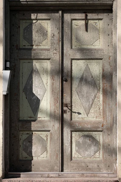 Puerta Casa Madera Vieja Resistente Intemperie Envejecido Desgastado Entrada Vintage — Foto de Stock