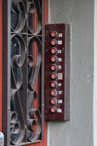 Vintage Κουδούνι Και Ενδοεπικοινωνία Γκρι Φόντο Τοίχο Παλιό Ρετρό Σύστημα — Φωτογραφία Αρχείου