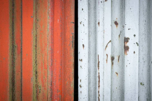Rusty Kovové Textury Pozadí Červené Bílé Vlnité Ocelové Plechy Škrábanci — Stock fotografie