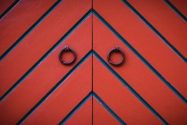 Porta Madeira Vermelha Com Detalhes Alças Azuis Velho Fragmento Entrada — Fotografia de Stock