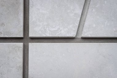 Gri taş dokusu arka plan. Yaratıcı, geometrik, tek renkli zemin. Koyu duvar dekoratif fayanslar yüzeyi. Modern inşaat malzemeleri. Evin dış tarafındaki bağlantı ve eklemler. Kapat, boşluğu kopyala