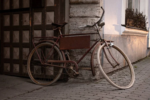 Bicicleta Retro Com Casa Fundo Velha Legal Elegante Vintage Bicicleta — Fotografia de Stock