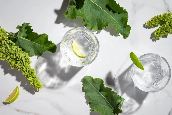 Glass Water Sunshine White Marble Kitchen Table Summer Gin Soda — Stockfoto