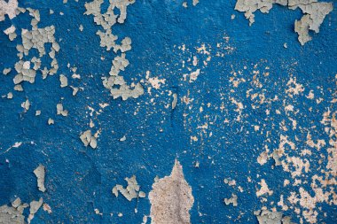 Çatlaklar ve çizikler olan eski renkli duvarın soyut grunge dokusu. Yaratıcı bir geçmiş. Mavi, gri ve yeşil, yosun, sıva ve boyayla yıpranmış taş dokusu. Boşluğu kopyala