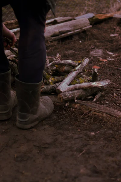 Köyde ateş yakıyorum.