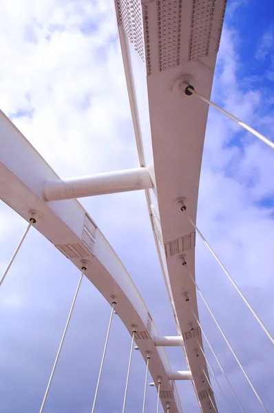 De boog van een moderne hangbrug — Stockfoto