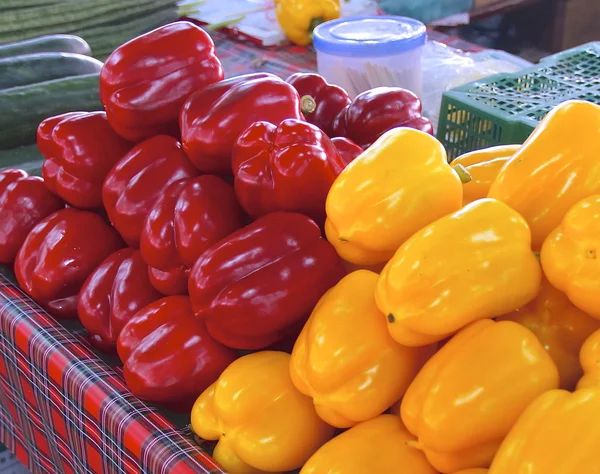 Röd och gul peppar. — Stockfoto
