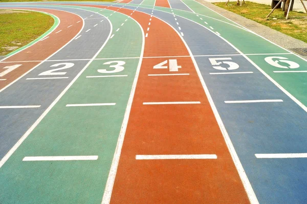 Starting lines on colorful running track — Stock Photo, Image