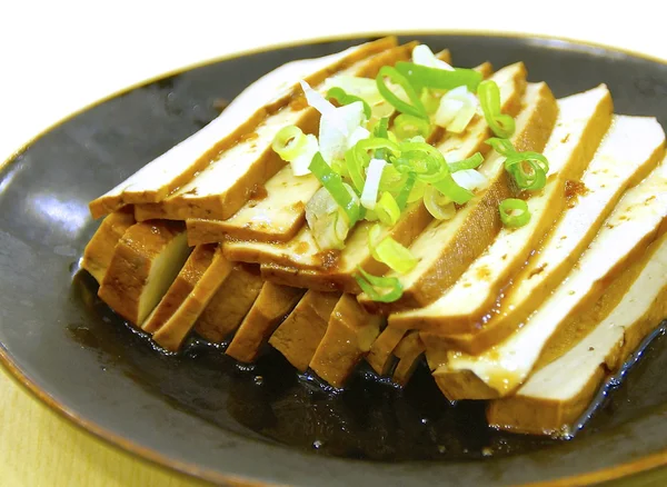 Fetta di tofu essiccato con cipolla verde tritata — Foto Stock