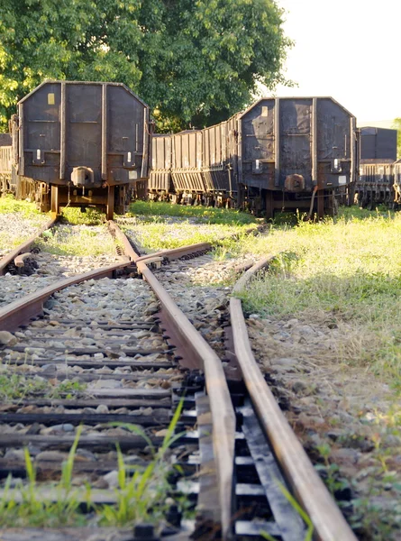 Ferrocarril antiguo y tren de carga — Foto de Stock