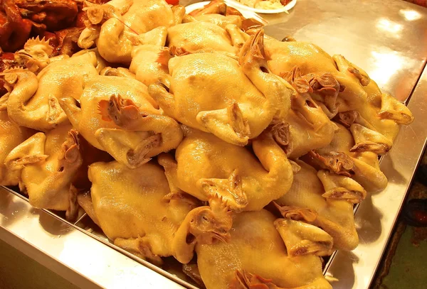 소금에 절인된 닭고기와 삶은 닭고기 — 스톡 사진
